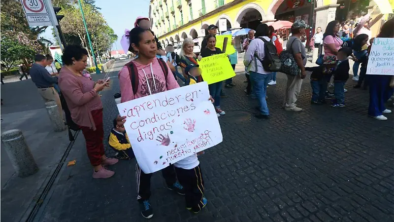 Padres bloquean calle Clavijero en Xalapa